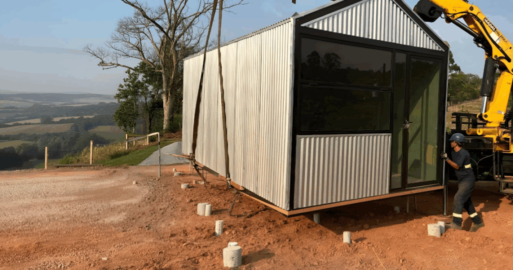terreno recebendo uma construção modular