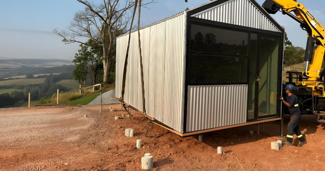 terreno recebendo uma construção modular